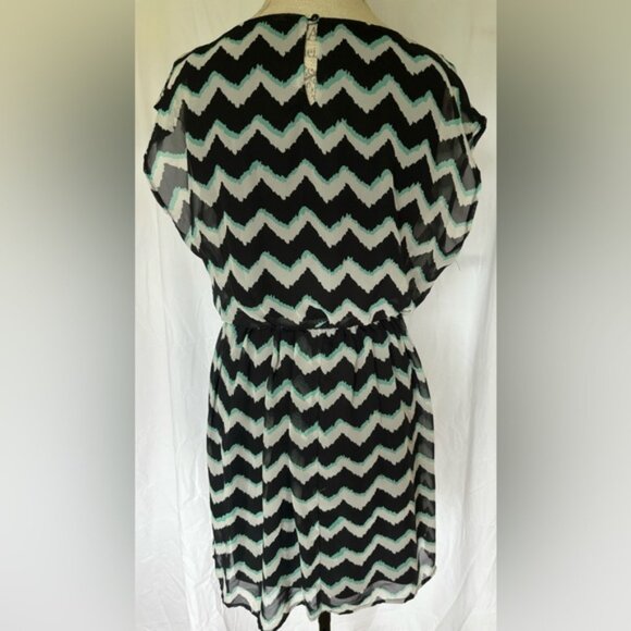Love Reign Womens Belted Mini Dress in Black/Teal Chevron Sz M - Picture 3 of 5